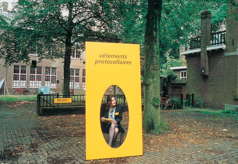 Vêtements Protocollaires | Hostess performance |Karin van Pinxteren | Argument, Tilburg | 2000